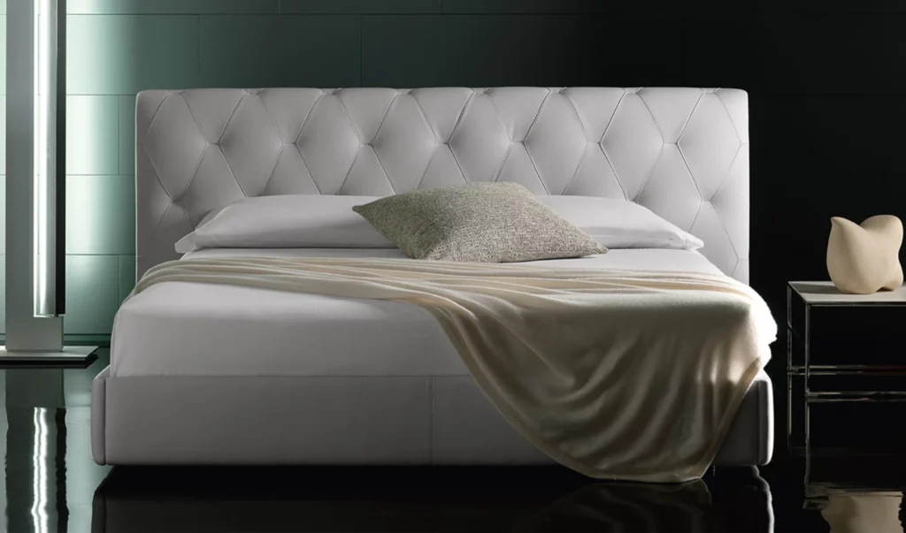 5 famous Italian brands of upholstered furniture - Poltrona Frau -Bluemoon Bed