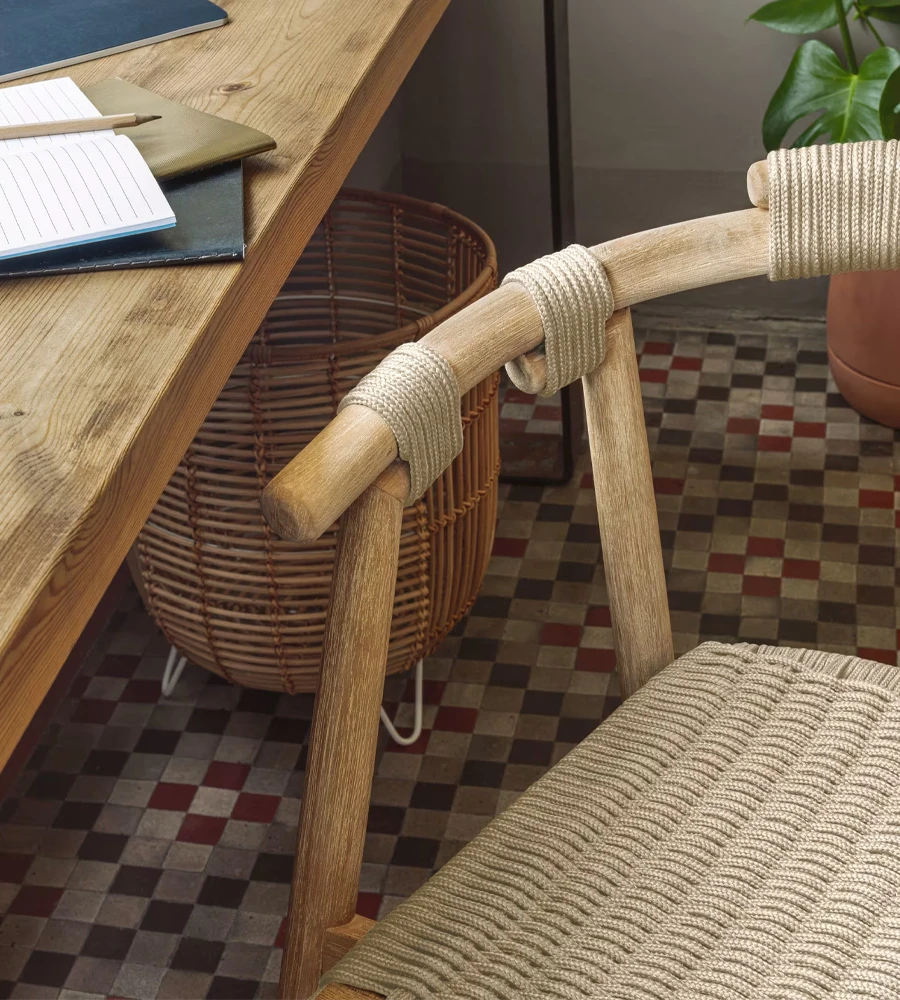 Solid wood dining chairs based on Kavehome dark wood Majela
